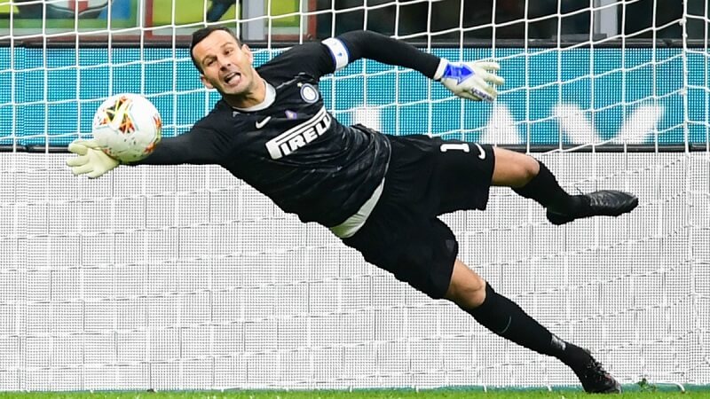 9. Thủ môn Samir Handanovic