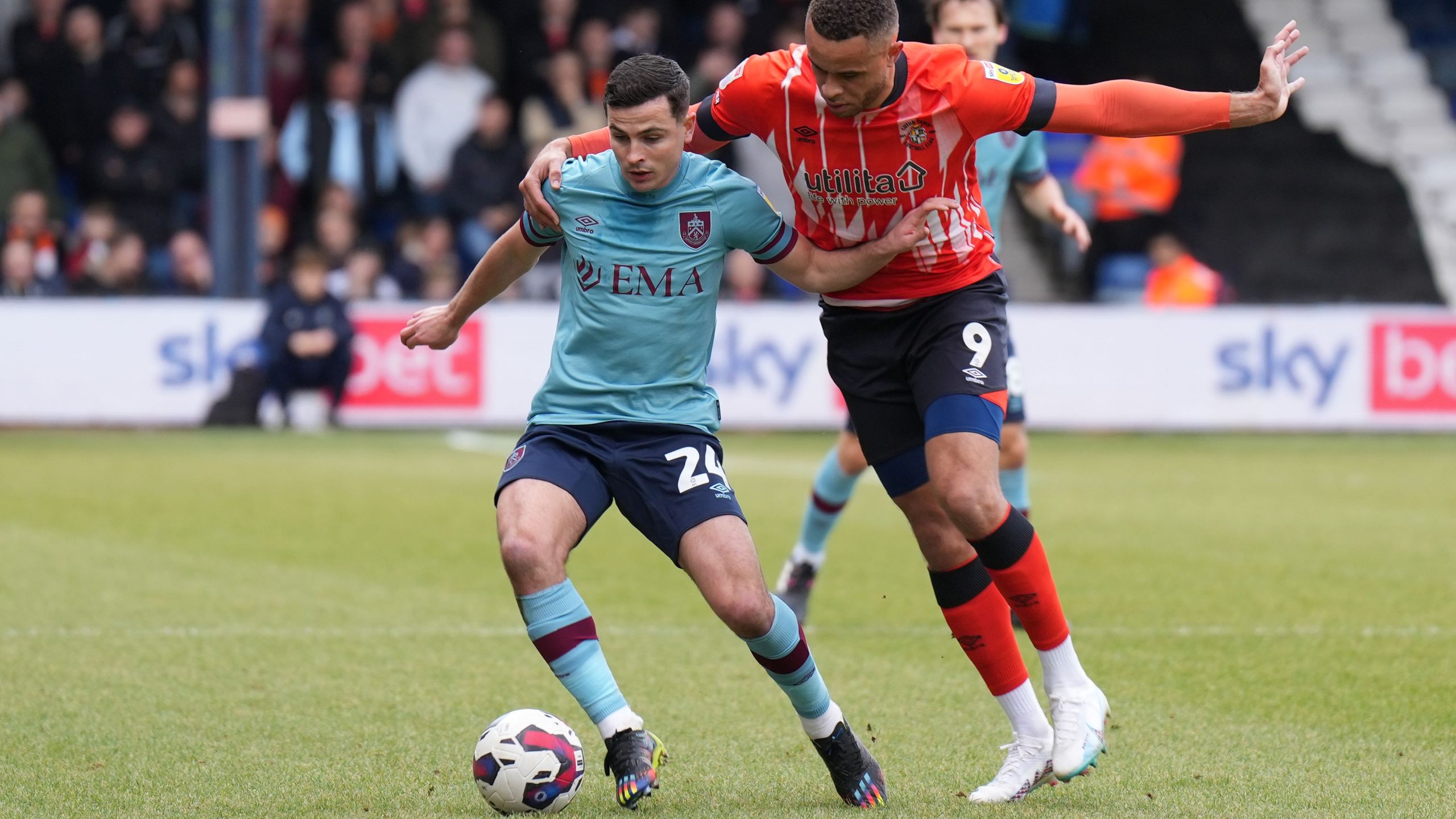 Soi kèo bóng đá full trận Luton Town vs Burnley