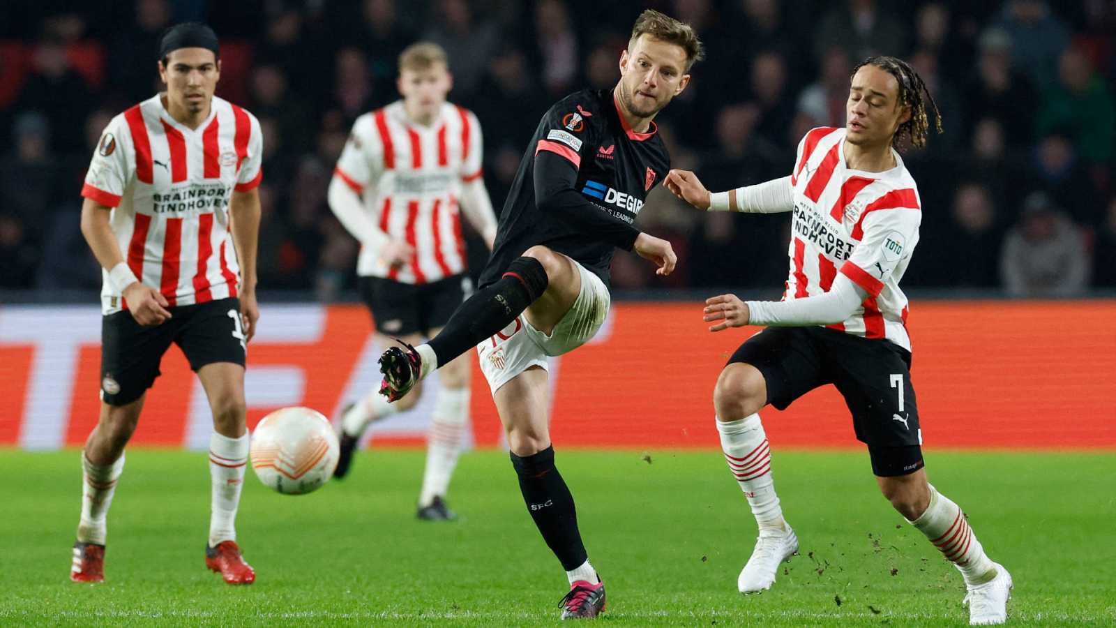 Soi kèo châu Á PSV vs Sevilla 